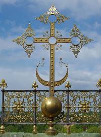 Крест и конёк колокольни Петергофского собора
